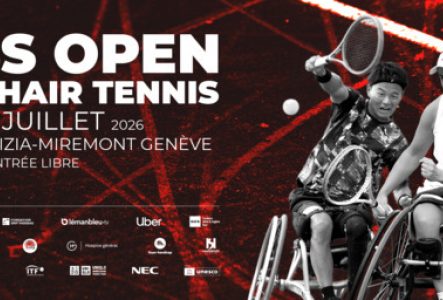 Bannière promotionnelle du Swiss Open Wheelchair Tennis 2026. Sur un fond de court de tennis rouge et noir, trois joueurs et joueuses de tennis fauteuil en action occupent la partie droite de l’image. À gauche, un grand titre blanc indique « Swiss Open Wheelchair Tennis ». Les informations de l’événement précisent qu’il se déroule du 14 au 18 juillet 2026 au Tennis Club Drizia-Miremont à Genève, avec entrée libre. Les logos des partenaires et institutions soutenant le tournoi apparaissent dans…