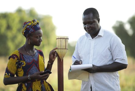 Collecte de données météorologiques au Mali dans le cadre du projet «Façonnons notre avenir face au changement climatique» soutenu par le groupe genevois d'Helvetas.