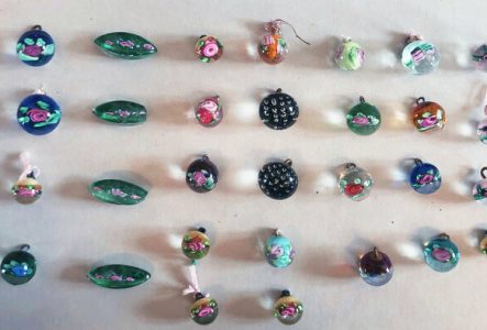 © Musée Ariana Une sélection de boutons en verre très colorés et sphériques pour la plupart