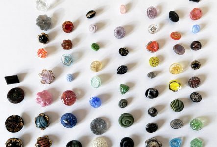 Une sélection de boutons très colorés en céramique et en verre