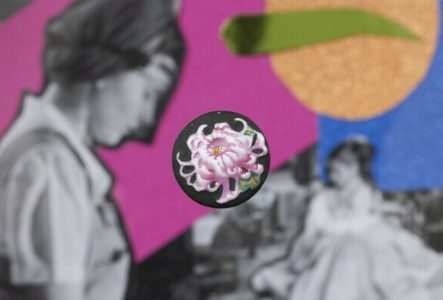 Image d'un bouton pris sur un fond réalisé en collage (des figures féminines en noir et blanc assemblées à des formes géométriques de couleurs vives)