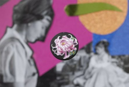 Image d'un bouton pris sur un fond réalisé en collage (des figures féminines en noir et blanc assemblées à des formes géométriques de couleurs vives)