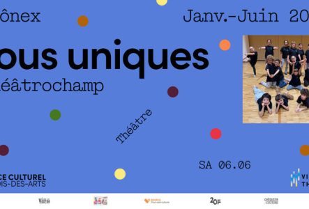 sur fond bleu, on retrouve les petits points de couleurs avec les informations de l'événement à gauche de l'image et une photo des artistes à droite