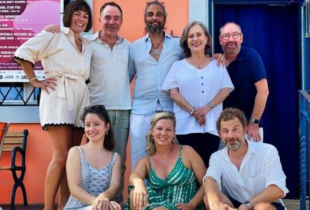 DR Les 8 artistes posent tout sourire et rayonnant, 5 sont debout et 3 assis sur les marches d'un escalier que l'on devine.