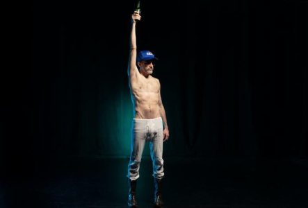 Sandrick M. Un interprète du spectacle de Frédérick Gravel sur scène