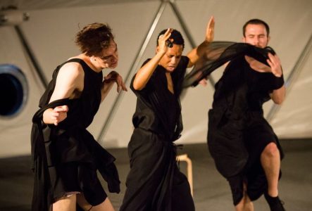 3 performeurs de Trajal Harrell/Zürich Dance Ensemble, Judson Church Is Ringing in Harlem (Made-to-Measure)/Twenty Looks or Paris Is Burning at The Judson Church (M2M)