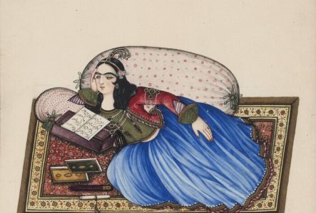Femme lisant allongée sur un tapis persan