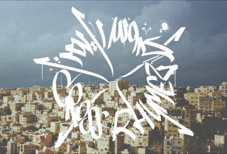 Le texte CROSS RHYMEZ est inscrit sur une image, sur laquelle on peut voir une ville et un ciel orageux menaçant.