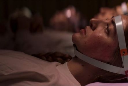 une jeune fille avec des électrodes sur la tête