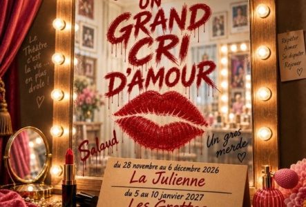 Un miroir sur lequel est écrit en rouge UN GRAND CRI D'AMOUR. Annonce sur un carton des représentations à la Julienne et aux Grottes