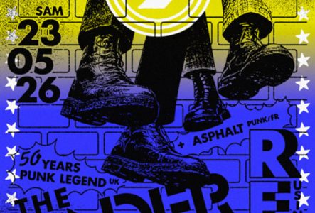 Affiche du concert des Undertones : sur un dégradé du doré au bleu, un dessin en noir de bottes à lacets et d'un mur de brique avec la mention "RSC" et "50 years punk legend"