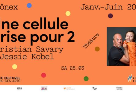 Sur fond orange, on retrouve des petits points de couleurs avec les informations de l'événement à gauche et à droite une photo des artistes