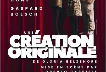 Le fond est un rideau rouge de théâtre au milieu le titre du spectacle et posé dessus les 3 acteurices avec leur veste en  fourrure, nous regardent. Une des actrices tient son petit chien dans les bars.