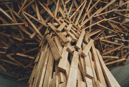 Une photo en couleur qui représente une construction en forme d'arbre, réalisée avec des pièces en bois