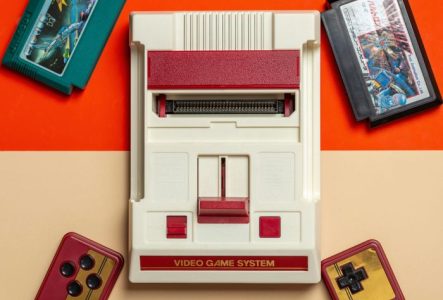 Une NES et des cartouches de jeux vidéo