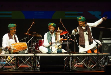 Les membres du groupe sur scène