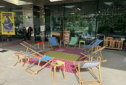 chaises longues devant le MEG