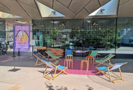 chaises longues devant le MEG