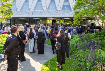 le jardin du MEG avec plein de monde
