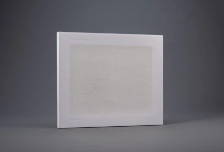 Photographie du livre fermé "Impermanent Instant" de l'artiste Li Jun