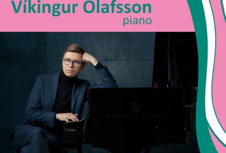 Affiche de la soirée sur fond rose, avec la photo de l’artiste