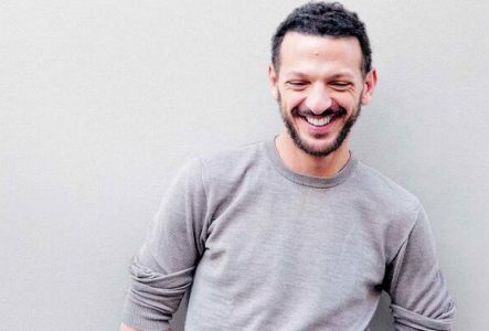 Portait de Vincent Dedienne qui sourit