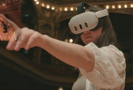 Une personne avec un casque de réalité virtuelle