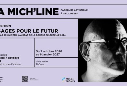 Une photo représentant une partie du travail de l'artiste se trouve à droite, tandis que les informations de l'exposition se trouvent à gauche