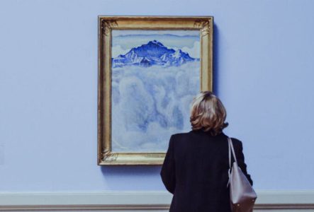 Dame devant un tableau de F. Hodler
