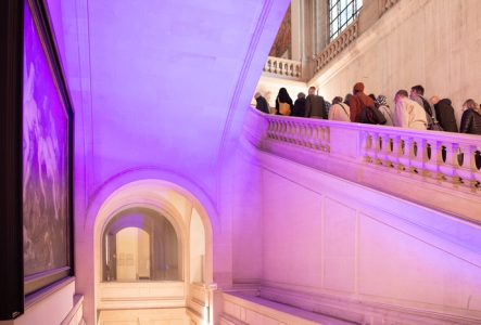 Dame devant un tableau de F. Hodler