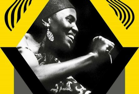 © MEG Affiche de l'exposition. Cadre jaune avec un losange. A l'intérieur du losange une photographie en noir et blanc, d'un artiste, Myriam Makeba
