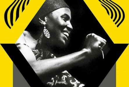 © MEG Affiche de l'exposition. Cadre jaune avec un losange. A l'intérieur du losange une photographie en noir et blanc, d'un artiste, Myriam Makeba