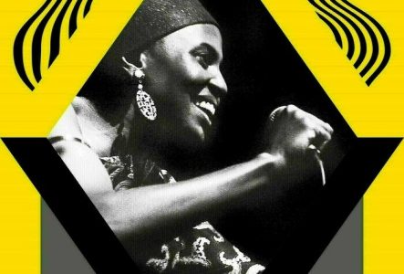 © MEG Affiche de l'exposition. Cadre jaune avec un losange. A l'intérieur du losange une photographie en noir et blanc, d'un artiste, Myriam Makeba