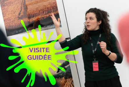 photo : Lisa Frisco une médiatrice présente des œuvres à un groupe de visiteurs