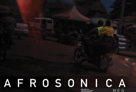 © MEG Couverture du LP Afrosonica. Le titre Afrosonica en bas de l'image écrit en blanc et majuscule. Une image sombre et floue avec deux personnes de dos sur une moto au premier plan. Deuxième plan on distingue des voitures et un toit.