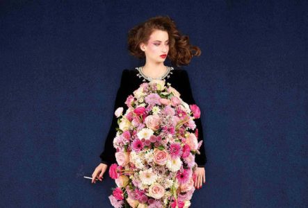 Femme habillée d'une robe à fleurs