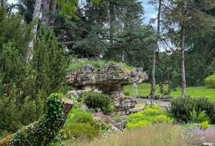 © Ville de Genève / Lionel Devaux La cascade de la rocaille du parc des Eaux-vives
