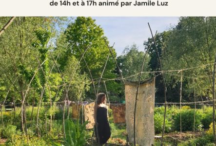 un jardin, une femme se promène, exposition, des tissus sont sospendus