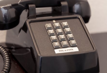 téléphone vintage servant au projet de poésie par téléphone