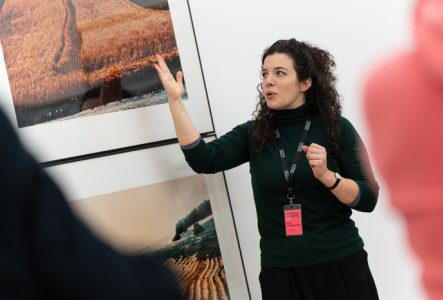 photo : Lisa Frisco une médiatrice culturelle présente une œuvre du MAMCO au public