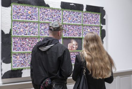 des visiteurs devant une œuvre du MAMCO