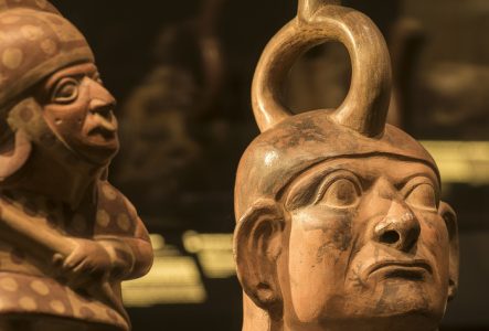 DR Objet funéraire du Pérou. Une bouteille en terre cuite avec visage humain.