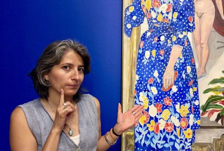 Noha El Sadawy, mediatrice sourde, présente l'exposition.