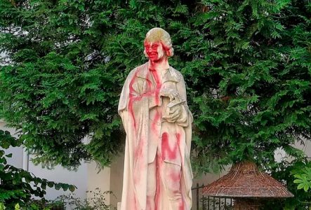 No copyright Statue de voltaire à Paris vandalisée