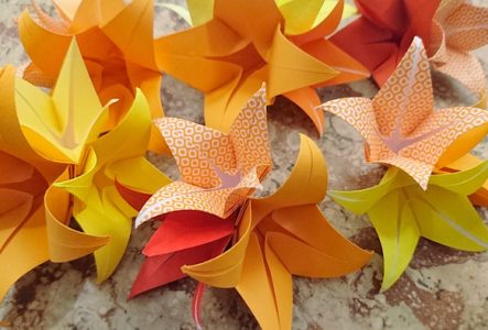 Fleurs colorées en papier japonais origami