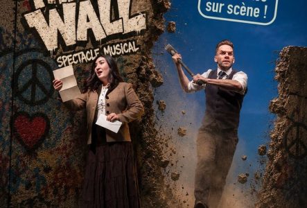 Au premier plan un femme qui ouvre une lettre et derrière le mur de Berlin qui est détruit et traversé par un homme avec une masse.