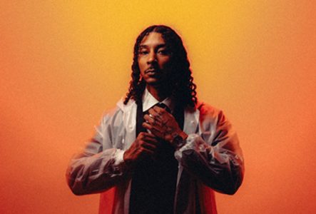 Un portrait de WarEnd sur fond orangé.