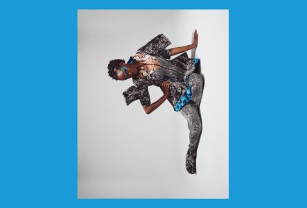 L'une des interprètes de Wasted Land allongée sur le sol