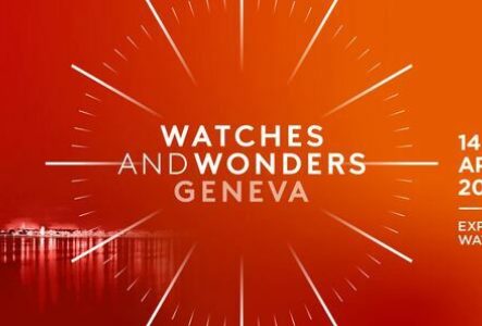 L'image est baignée dans un dégradé chaleureux et intense, passant d'un rouge profond sur la gauche à un orange vif et lumineux sur la droite. À gauche, on distingue une vue nocturne de la ville de Genève. Au centre, un graphisme composé de fines lignes blanches rayonne vers l'extérieur, évoquant de manière stylisée le cadran et les aiguilles d'une montre.