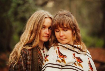 C'est une image en couleur des deux sœurs